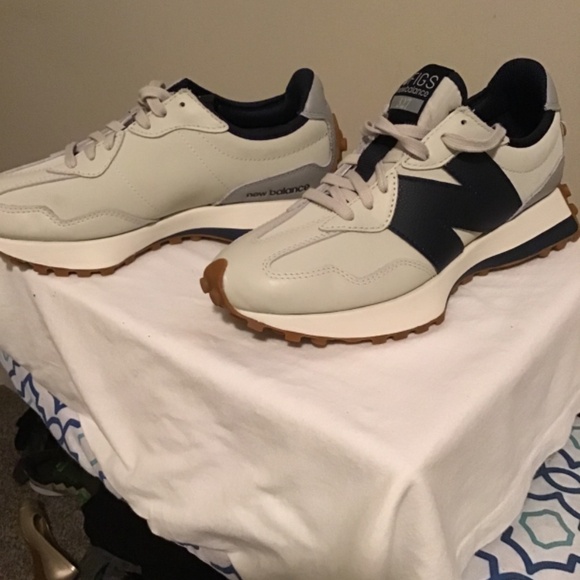 🔥New Balance 327 Figs, size 6.5, new condition, see photos, gorgeous - Picture 2 of 7
